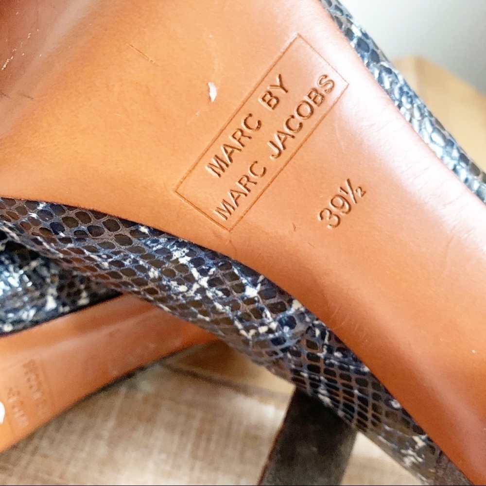 Marc by Marc Jacobs Logo Plaque Pumps - Picture 9 of 11